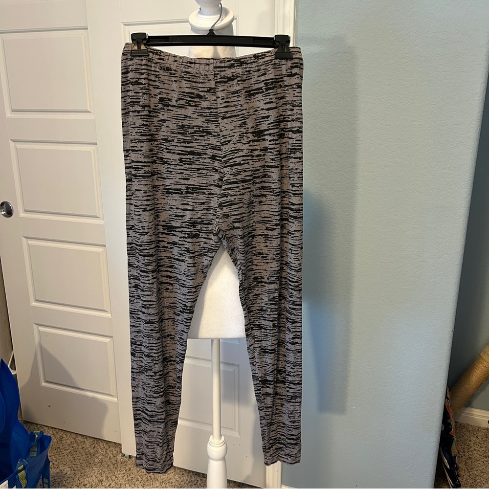 BRYN WALKER Women’s Leggings Black and Gray Animal Stripes Size Large